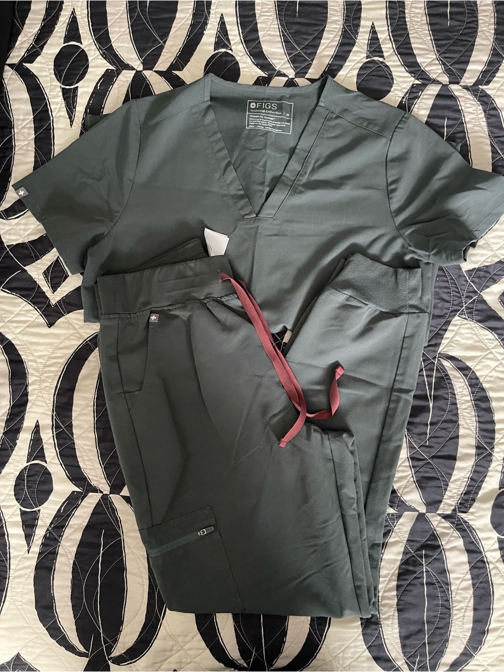 FIGS Bonsai Scrub Set Casma Top + Zamora 2.0 Joggers Medium